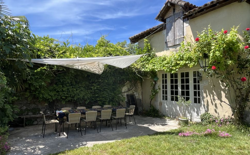 Maison bourgeoise authentique datant de 1698 dans un village prisé. Rénovée avec goût.